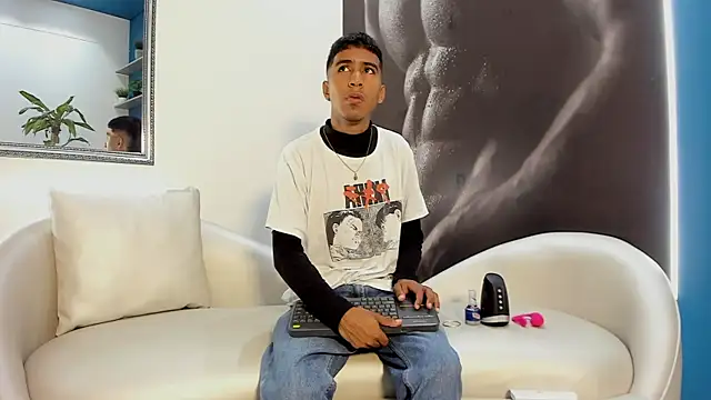 Snapshot of ender_h0t chatting on 11/25/25, 02:50 ender h0t online show from 11/25/25, 02:50