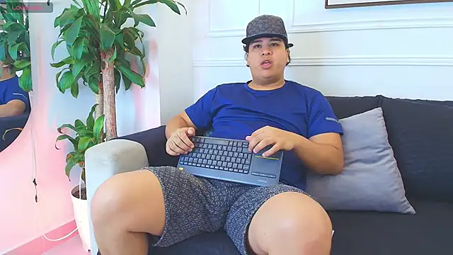 Snapshot of Naim_Bennetsex chatting on 10/29/25, 06:53 Naim Bennetsex online show from 10/29/25, 06:53