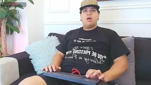 Snapshot of Naim_Bennetsex chatting on 11/01/25, 06:21 Naim Bennetsex online show from 11/01/25, 06:21