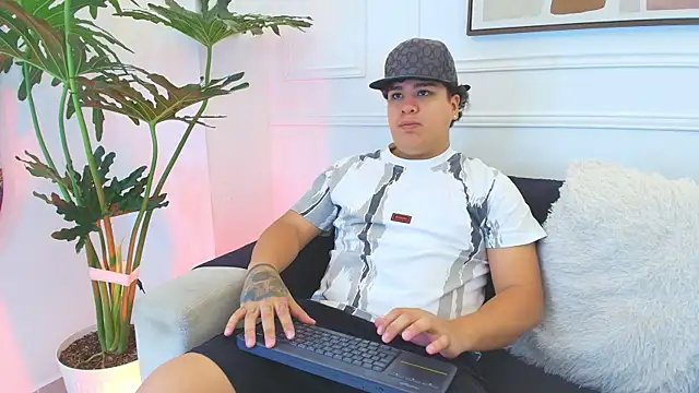 Snapshot of Naim_Bennetsex chatting on 11/07/25, 06:41 Naim Bennetsex online show from 11/07/25, 06:41