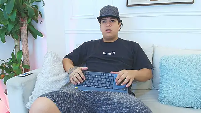 Snapshot of Naim_Bennetsex chatting on 11/12/25, 06:30 Naim Bennetsex online show from 11/12/25, 06:30