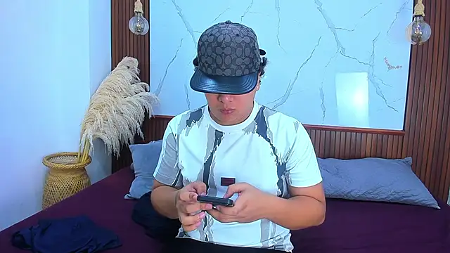 Snapshot of Naim_Bennetsex chatting on 11/13/25, 03:33 Naim Bennetsex online show from 11/13/25, 03:33