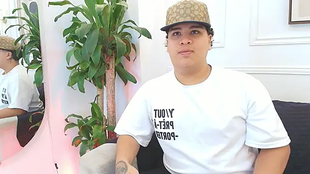 Snapshot of Naim_Bennetsex chatting on 11/14/25, 06:28 Naim Bennetsex online show from 11/14/25, 06:28