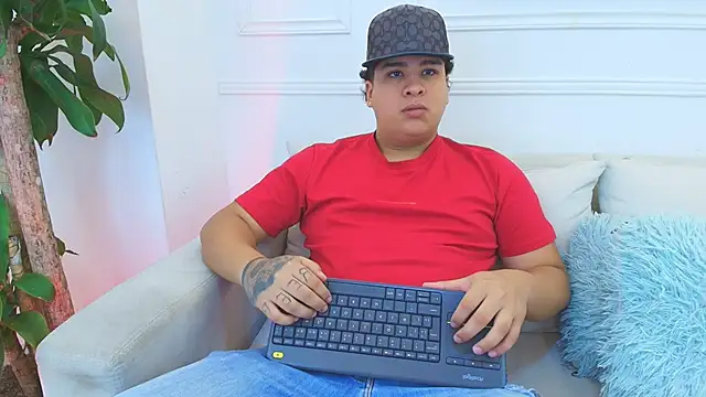 Snapshot of Naim_Bennetsex chatting on 11/22/25, 06:40 Naim Bennetsex online show from 11/22/25, 06:40