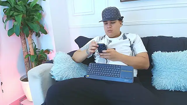 Snapshot of Naim_Bennetsex chatting on 11/27/25, 06:21 Naim Bennetsex online show from 11/27/25, 06:21