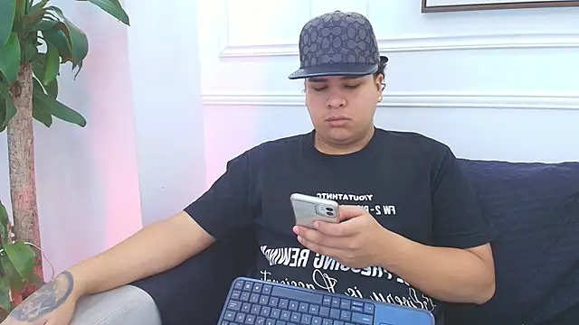 Snapshot of Naim_Bennetsex chatting on 11/30/25, 06:01 Naim Bennetsex online show from 11/30/25, 06:01