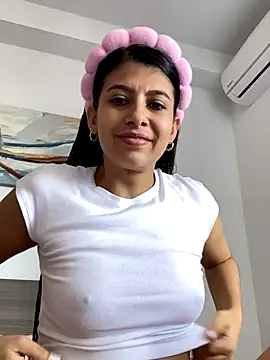 Snapshot of Lenapink19 chatting on 10/18/25, 08:42 Lenapink19 online show from 10/18/25, 08:42