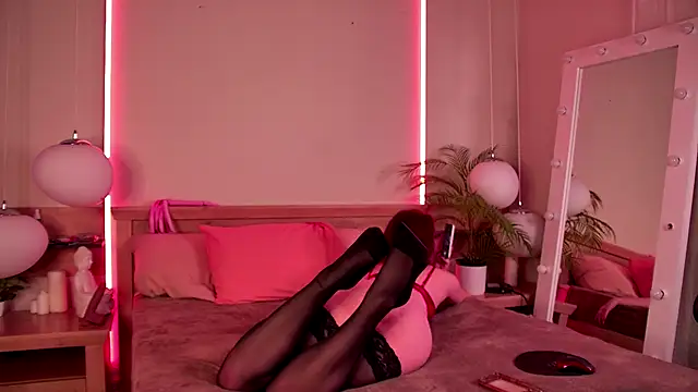 Snapshot of RoxyDoll_ chatting on 10/08/25, 04:37 RoxyDoll online show from 10/08/25, 04:37