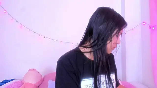 Snapshot of Abby_roussee chatting on 10/13/25, 02:06 Abby roussee online show from 10/13/25, 02:06