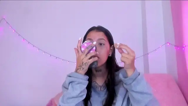 Snapshot of Abby_roussee chatting on 10/21/25, 01:01 Abby roussee online show from 10/21/25, 01:01