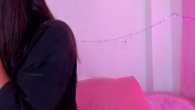 Snapshot of Abby_roussee chatting on 11/18/25, 01:04 Abby roussee online show from 11/18/25, 01:04