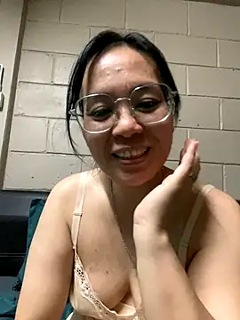 Snapshot of melyiaaa chatting on 11/25/25, 04:18 melyiaaa online show from 11/25/25, 04:18