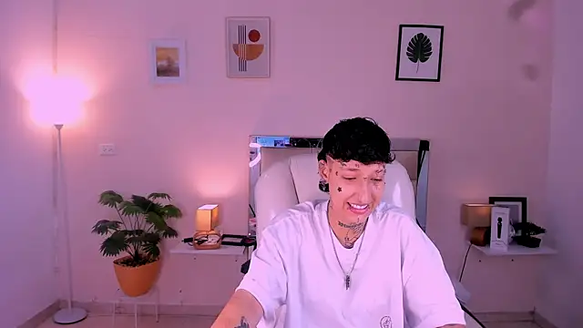 Snapshot of Luci_Rose chatting on 11/06/25, 02:23 Luci Rose online show from 11/06/25, 02:23