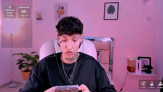 Snapshot of Luci_Rose chatting on 11/11/25, 01:33 Luci Rose online show from 11/11/25, 01:33