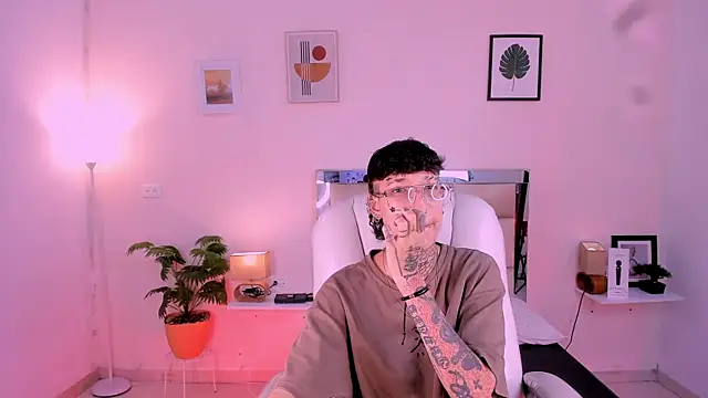 Snapshot of Luci_Rose chatting on 11/15/25, 01:58 Luci Rose online show from 11/15/25, 01:58