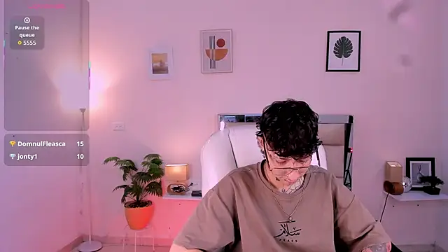 Snapshot of Luci_Rose chatting on 11/15/25, 02:02 Luci Rose online show from 11/15/25, 02:02