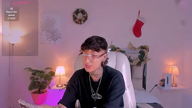 Snapshot of Luci_Rose chatting on 11/28/25, 02:25 Luci Rose online show from 11/28/25, 02:25