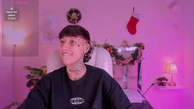 Snapshot of Luci_Rose chatting on 11/30/25, 02:48 Luci Rose online show from 11/30/25, 02:48