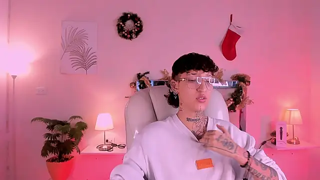 Snapshot of Luci_Rose chatting on 12/02/25, 03:34 Luci Rose online show from 12/02/25, 03:34