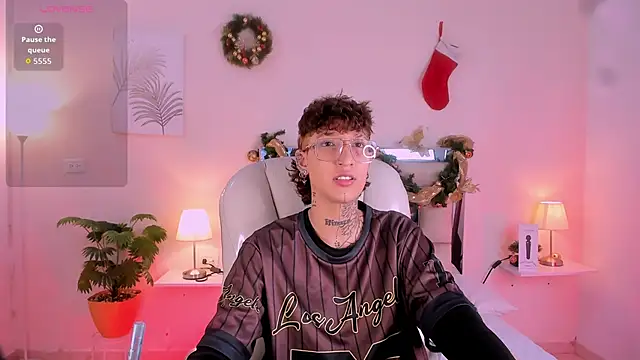 Snapshot of Luci_Rose chatting on 12/03/25, 04:09 Luci Rose online show from 12/03/25, 04:09