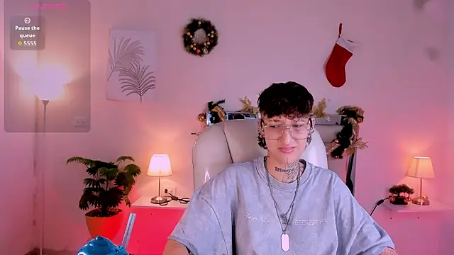 Snapshot of Luci_Rose chatting on 12/04/25, 03:38 Luci Rose online show from 12/04/25, 03:38