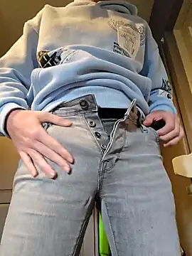 Snapshot of Trekkerboi chatting on 10/26/25, 02:01 Trekkerboi online show from 10/26/25, 02:01