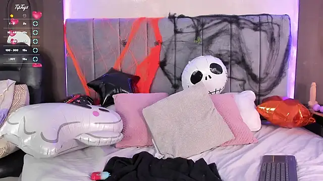 mily  18 online show from 11/01/25, 03:52