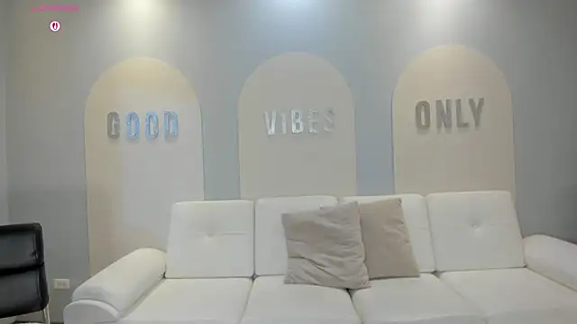 Snapshot of VeronicaBlue chatting on 12/15/25, 10:19 VeronicaBlue online show from 12/15/25, 10:19