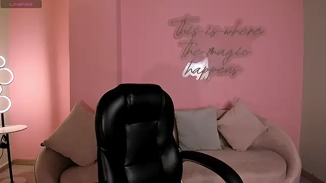 Snapshot of NataliaGaret chatting on 12/20/25, 01:45 NataliaGaret online show from 12/20/25, 01:45