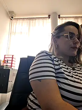 Snapshot of CurvyLust_x chatting on 11/04/25, 05:01 CurvyLust x online show from 11/04/25, 05:01