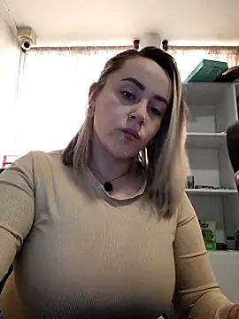 Snapshot of CurvyLust_x chatting on 11/05/25, 04:29 CurvyLust x online show from 11/05/25, 04:29