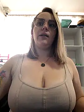 Snapshot of CurvyLust_x chatting on 11/28/25, 03:36 CurvyLust x online show from 11/28/25, 03:36