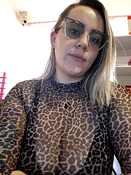 Snapshot of CurvyLust_x chatting on 12/05/25, 01:31 CurvyLust x online show from 12/05/25, 01:31