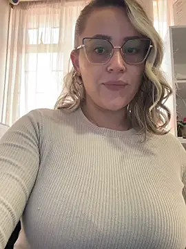 Snapshot of CurvyLust_x chatting on 12/16/25, 01:38 CurvyLust x online show from 12/16/25, 01:38