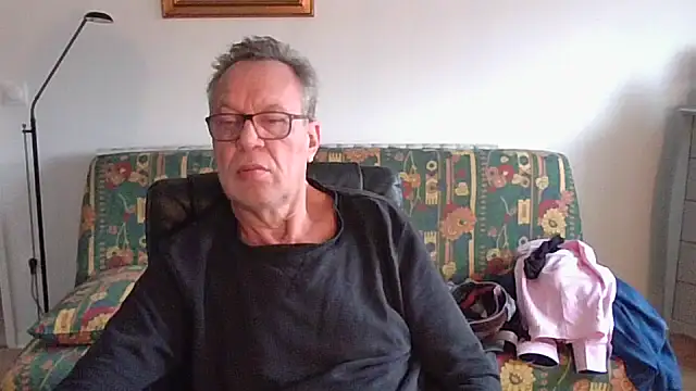 Snapshot of cqhd76 chatting on 12/04/25, 09:29 cqhd76 online show from 12/04/25, 09:29