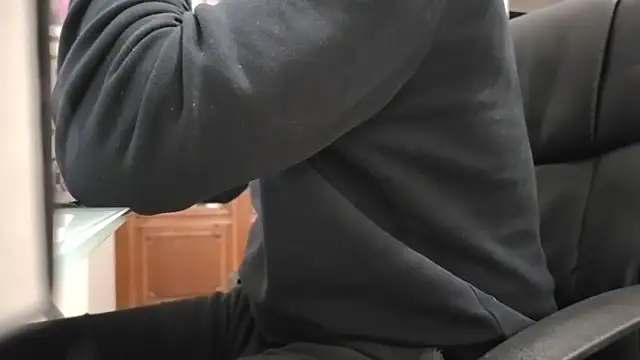 Snapshot of cqhd76 chatting on 12/17/25, 06:52 cqhd76 online show from 12/17/25, 06:52