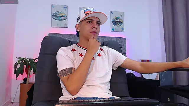 Snapshot of david_santos16 chatting on 10/29/25, 02:03 david santos16 online show from 10/29/25, 02:03