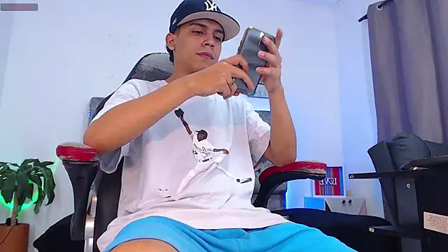 Snapshot of david_santos16 chatting on 11/09/25, 04:44 david santos16 online show from 11/09/25, 04:44