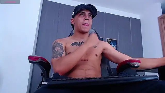 Snapshot of david_santos16 chatting on 11/27/25, 02:24 david santos16 online show from 11/27/25, 02:24