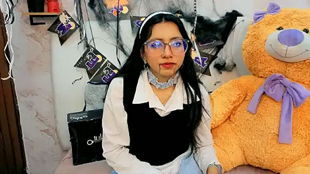 Snapshot of VioletxBloom chatting on 10/29/25, 09:38 VioletxBloom online show from 10/29/25, 09:38