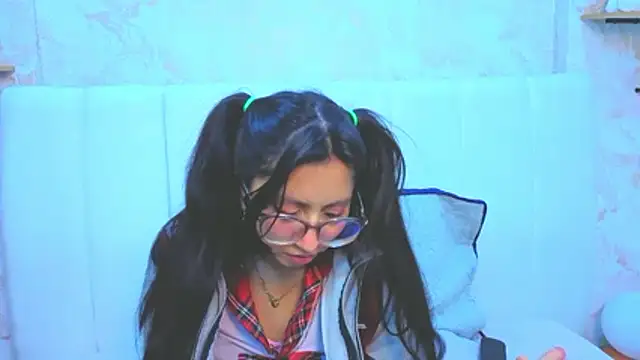 Snapshot of VioletxBloom chatting on 11/08/25, 08:29 VioletxBloom online show from 11/08/25, 08:29