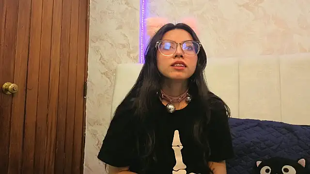 Snapshot of VioletxBloom chatting on 11/22/25, 05:17 VioletxBloom online show from 11/22/25, 05:17