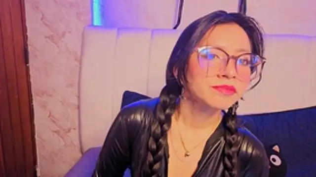 Snapshot of VioletxBloom chatting on 11/23/25, 11:37 VioletxBloom online show from 11/23/25, 11:37