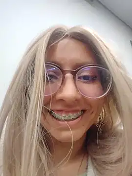 Snapshot of VioletxBloom chatting on 11/29/25, 04:59 VioletxBloom online show from 11/29/25, 04:59