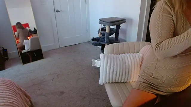 Snapshot of Milfy2017 chatting on 10/17/25, 08:55 Milfy2017 online show from 10/17/25, 08:55