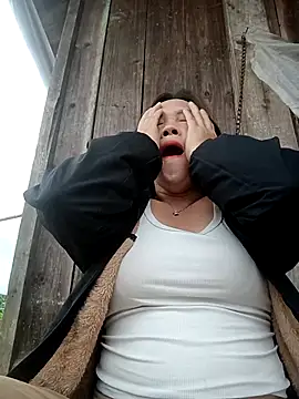 Snapshot of miumiu_00 chatting on 10/24/25, 01:35 miumiu 00 online show from 10/24/25, 01:35