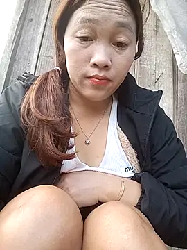 Snapshot of miumiu_00 chatting on 10/28/25, 01:31 miumiu 00 online show from 10/28/25, 01:31