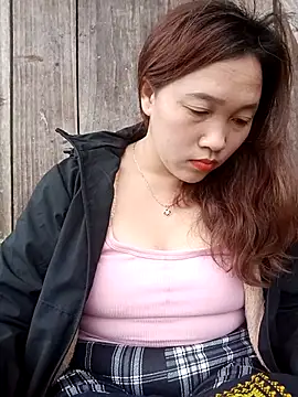 Snapshot of miumiu_00 chatting on 11/11/25, 12:21 miumiu 00 online show from 11/11/25, 12:21