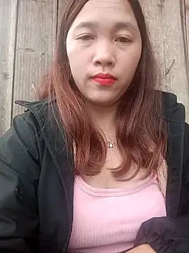 Snapshot of miumiu_00 chatting on 11/13/25, 02:32 miumiu 00 online show from 11/13/25, 02:32