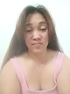 Snapshot of miumiu_00 chatting on 11/17/25, 02:01 miumiu 00 online show from 11/17/25, 02:01